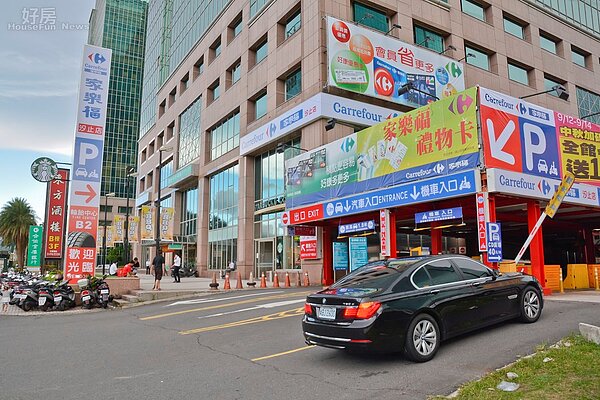 汐止區攻略,汐止區家樂福。(好房News記者 陳韋帆/攝影)