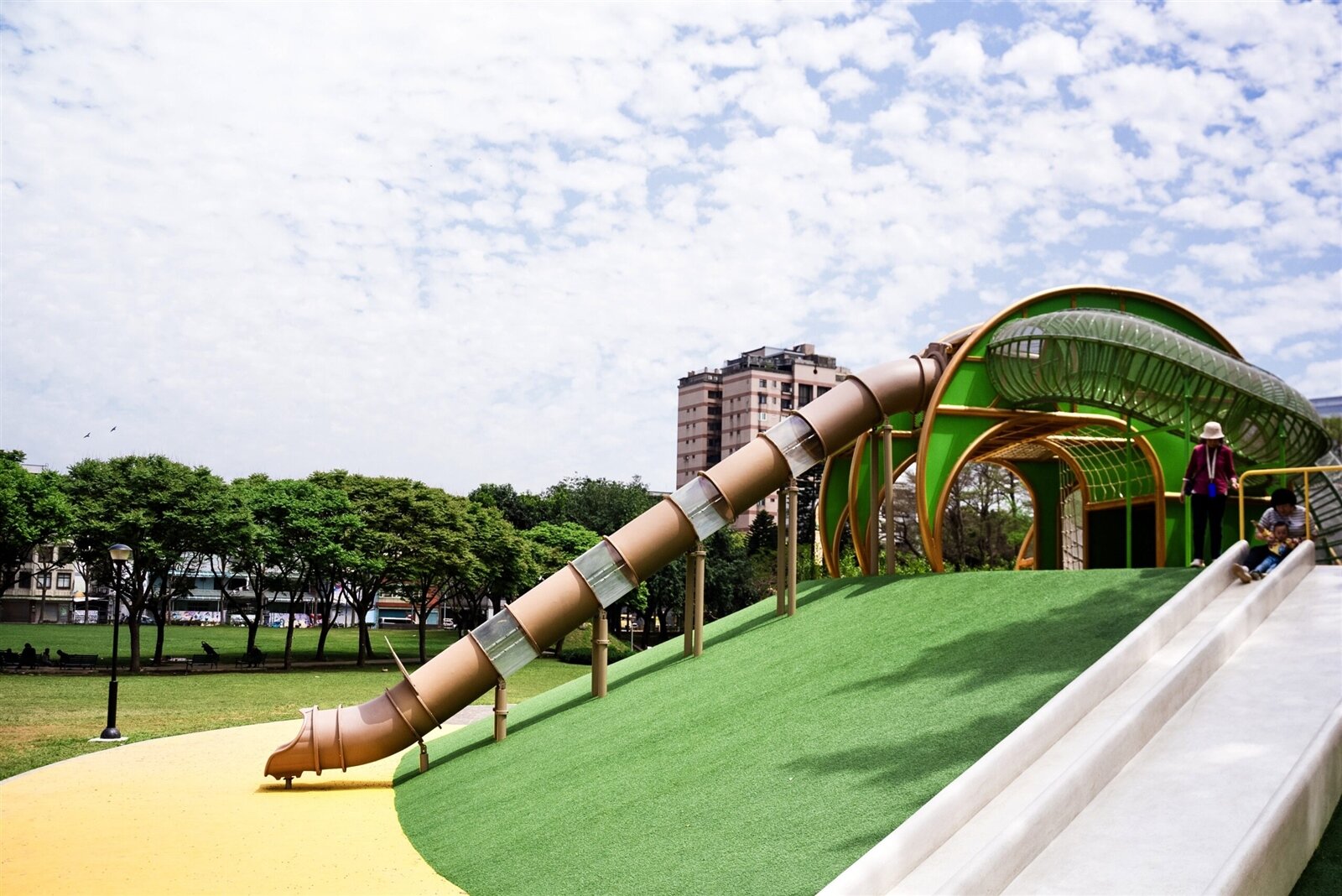 桃園陽明公園結合既有動線、草坪、林間及水生態特色,提供自然環境的遊戲場域。圖:新聞處提供