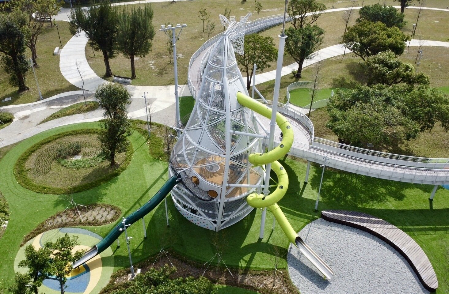 八德楓樹腳公園16公尺高的「長頸鹿遊戲塔」為最大亮點,適合5-12歲兒童遊玩。圖:新聞處提供