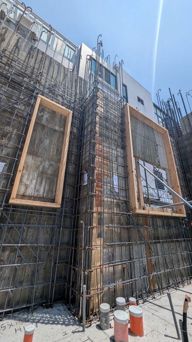 工地實際「Alfa Safe耐震系統化工法」透明化呈現鋼筋排列及綁紮,展現標準化、系統化的品質工法精神。圖/戴雲發提供