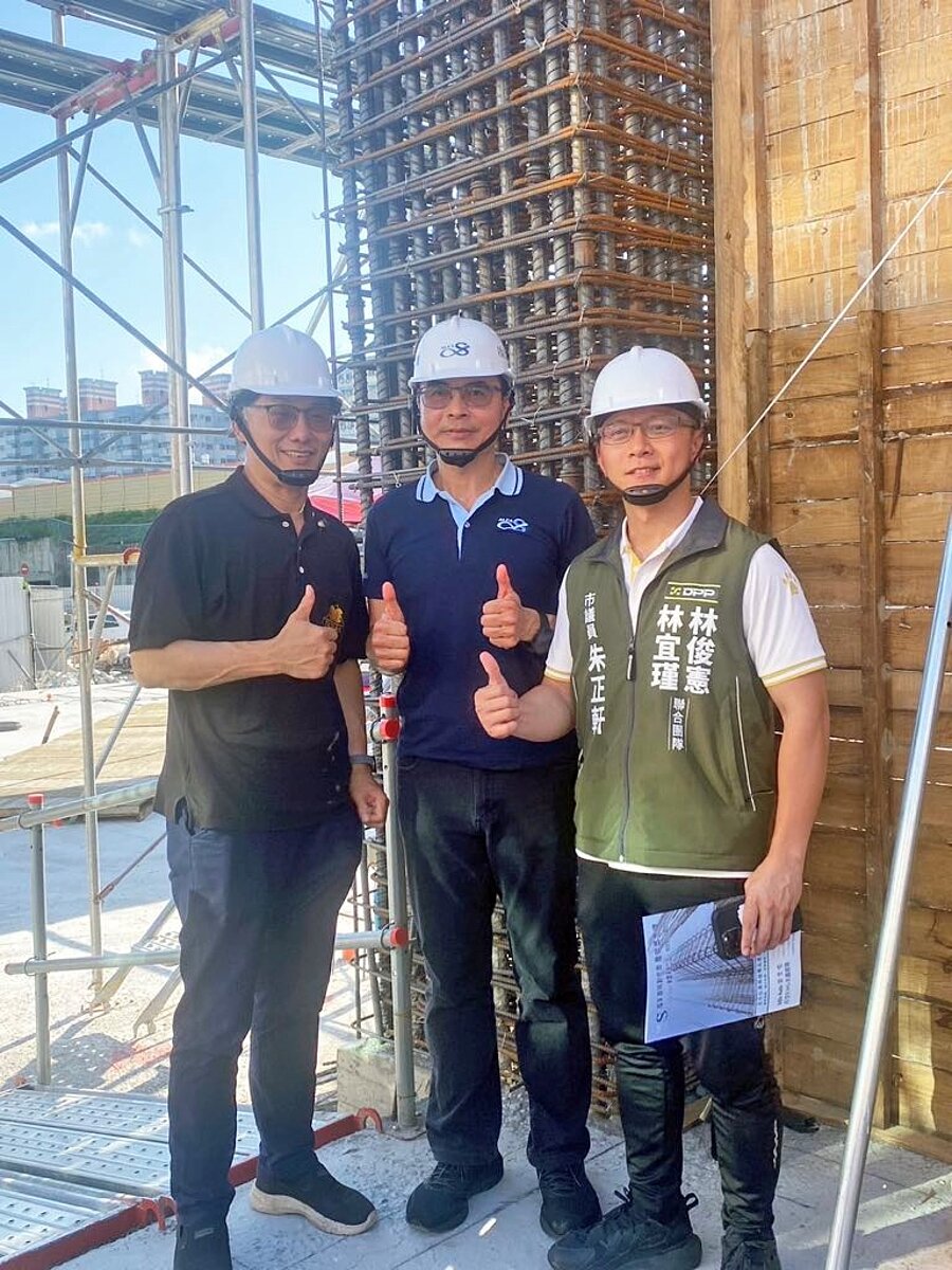 台南是經常遭受地震侵襲的城市,Alfa Safe耐震工程技術能有效加強建築抗震韌性。圖左至右為台南市結構技師公會施忠賢理事長、Alfa Safe建築系統創辦人戴雲發、台南市議員朱正軒。圖/戴雲發提供