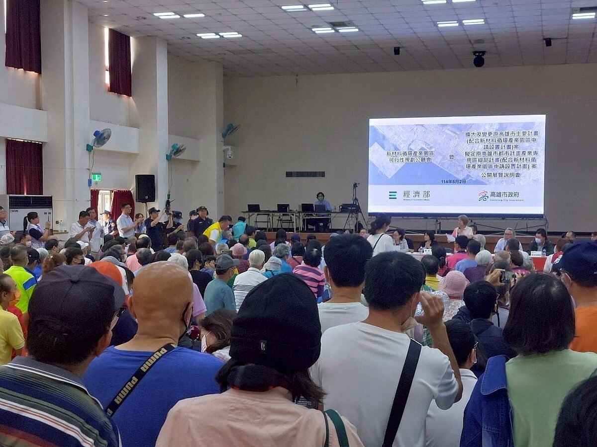 說明會現場，向民眾說明都市計畫內容。圖／高雄市都發局提供
