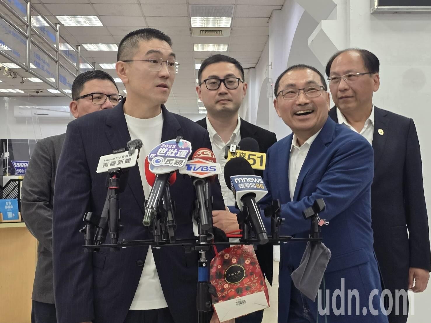 新北市長侯友宜今天到基隆與市長謝國樑會談化解基隆捷運爭議,會後一起受訪。記者游明煌/攝影