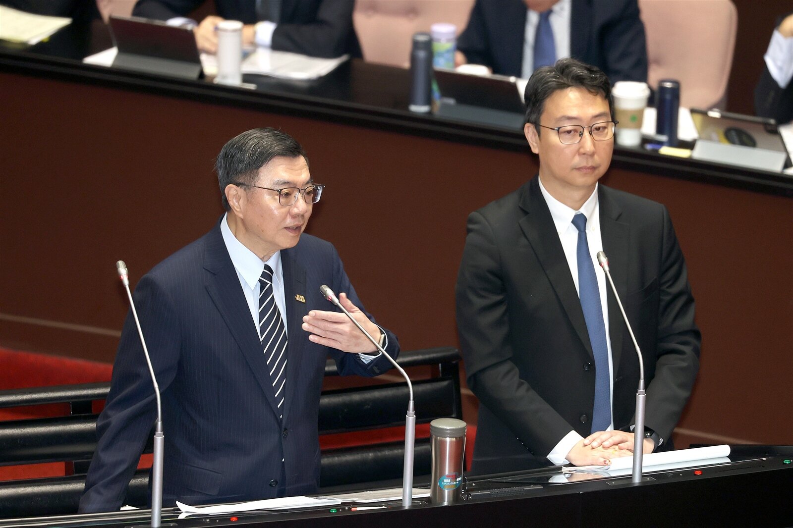 行政院長卓榮泰(左)與交通部長陳世凱(右)上午一起出席立法院會施政總質詢,回應並說明交通建設等相關問題。記者蘇健忠/攝影