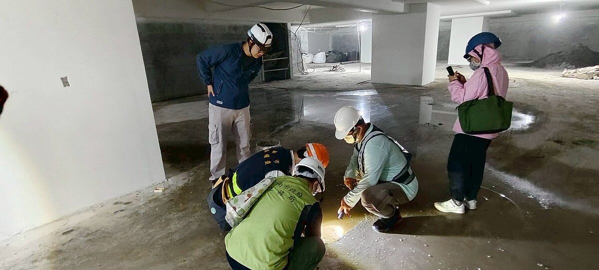 台南一名家長近期帶孩子到公園遊戲場遊玩,孰料突有鐵條從一旁的建地工地掉落,工務局獲報後,將前往稽查並依法裁罰外,該工地日前也被查獲有登革熱病媒蚊,已勒令工地停工1周。圖/工務局提供