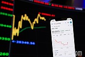 民眾持續進場買匯促台幣由升轉貶　銀行系統壅塞未解