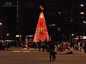 台中市府聖誕樹點燈　也點亮愛心燈