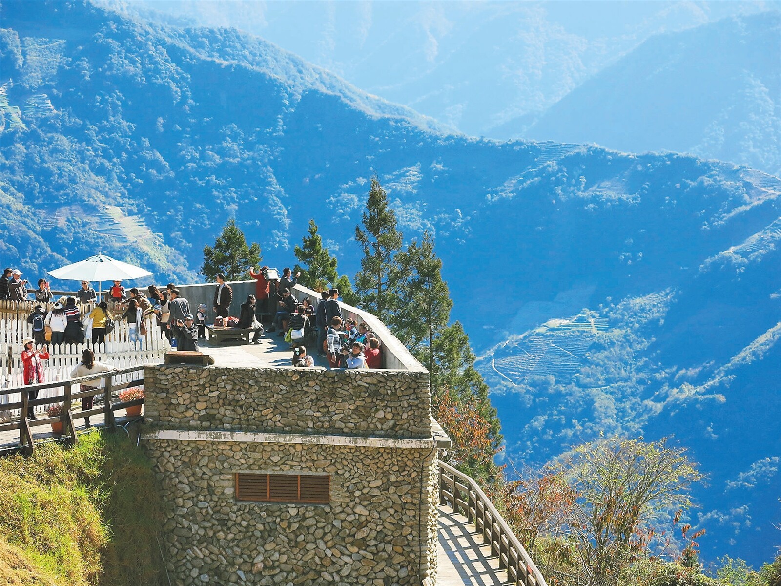 內政部公布清境地質災害風險區,清境農場在其中,但前往觀光的遊客仍絡繹不絕。 記者賴香珊/攝影