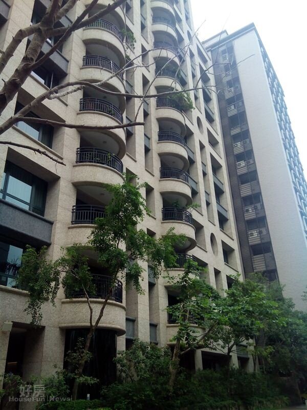 4.「仁愛鴻禧」與正對面的「致和園」,在仁愛路二段都是數一數二的豪宅。