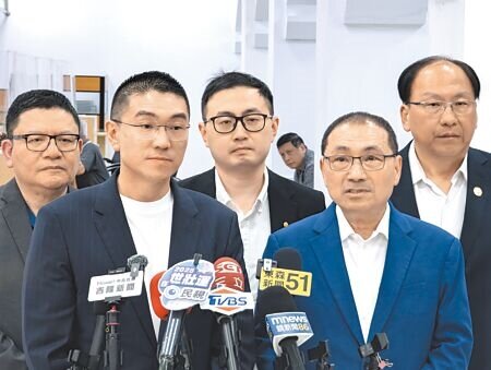 新北市長侯友宜(前右)6日率立委廖先翔(後中)、捷運局長李政安(後右)等人與基隆市長謝國樑(前左)、基市府祕書長方定安(後左),就基隆捷運交換意見。(張志康攝)