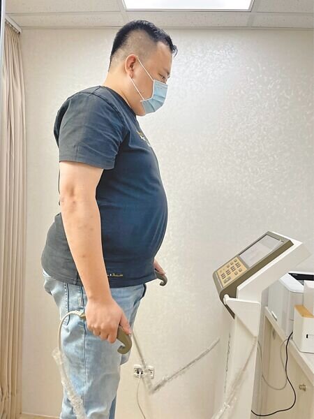 想改善中年易胖、失眠困擾,可從4件事做起,減少精緻糖與含糖飲、多運動、進行壓力管理、維持規律作息。(鄭郁蓁攝)