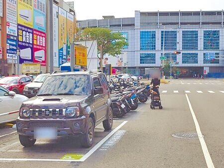 高鐵左營站周邊道路人行道不完善,民代及路權團體希望改善。(任義宇攝)