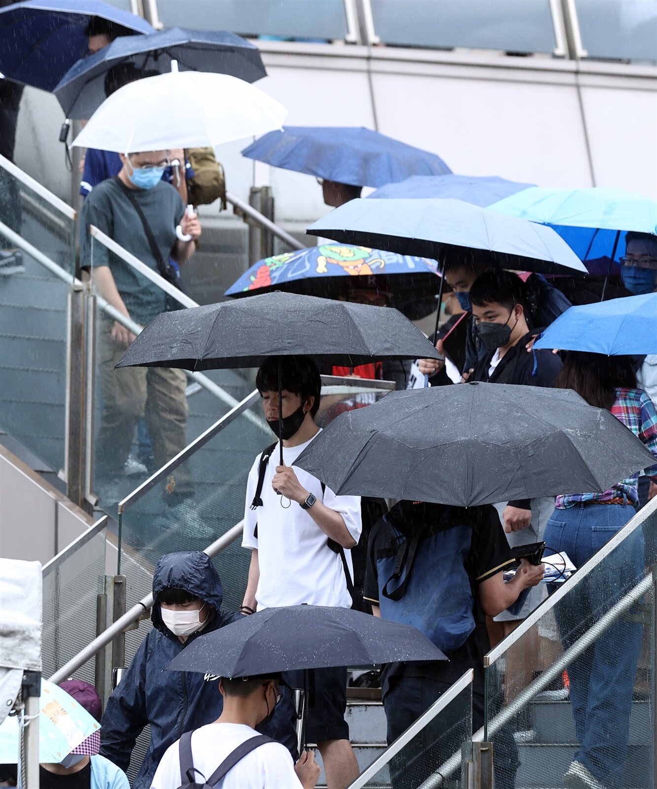 今天受鋒面影響,嘉義以北及宜花有局部短暫雨,午後嘉義以南及台東亦有零星短暫雨。本報資料照片