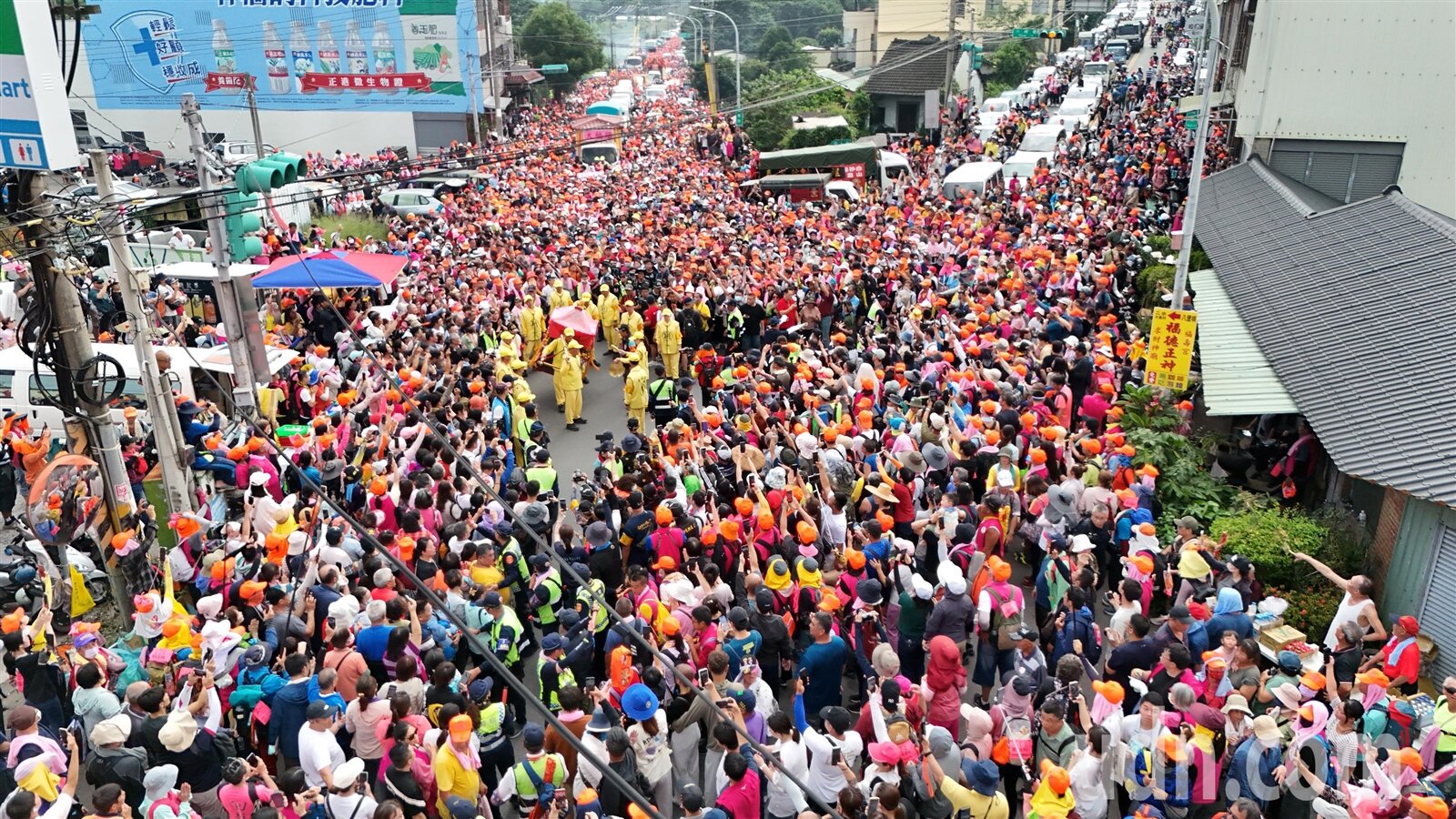 白沙屯媽祖進香200多年來第一次聖駕南投縣，人潮擠爆市區。記者黃仲裕／攝影 