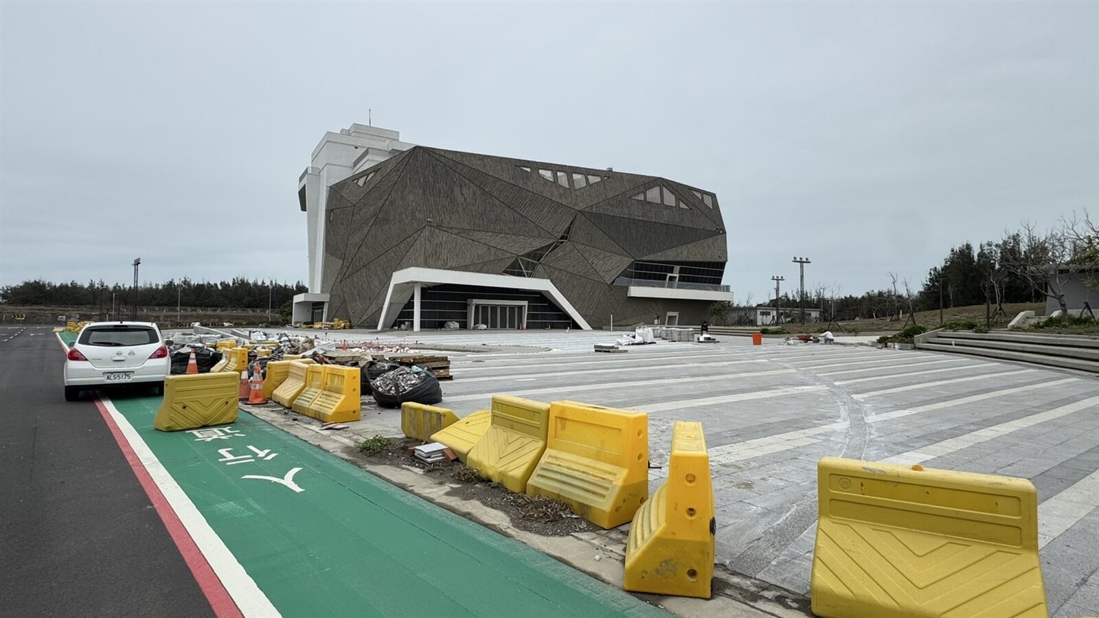 針對台中海洋生物館開館日期一再延宕,市議員陳廷秀要求市府要在今年8月暑假前順利開館。記者黑中亮/攝影