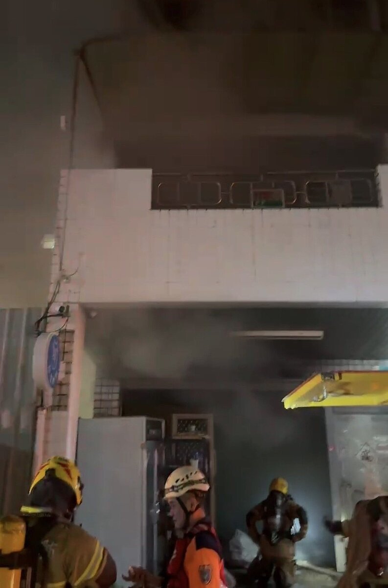 6日晚間7時38分,台南市中西區永華一街122巷4樓RC連棟建物有濃煙竄出,消防局獲報,派遣永華等分隊,共計出動20車38人救援。圖/聯合報記者袁志豪翻攝