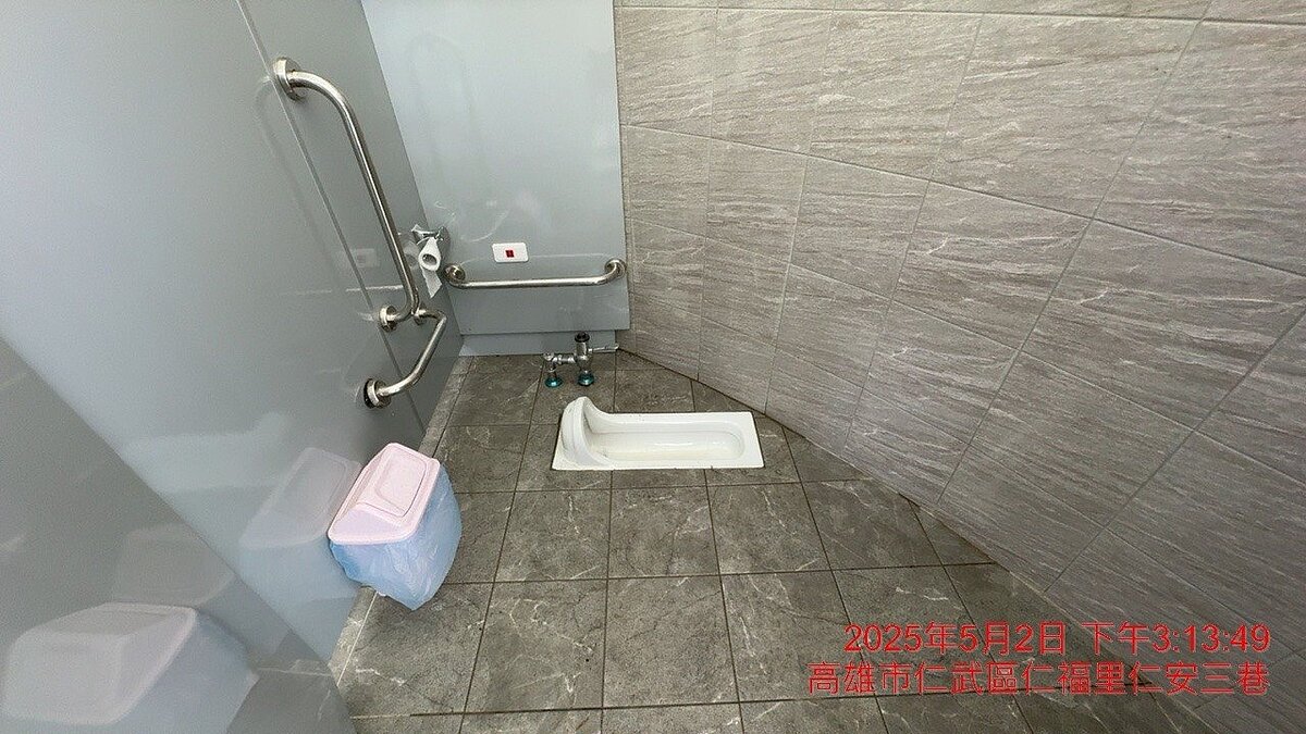高市議員張勝富指出，大社觀音湖新建廁所的女廁設計非常不友善，便槽距離牆壁近到離譜。圖／張勝富提供