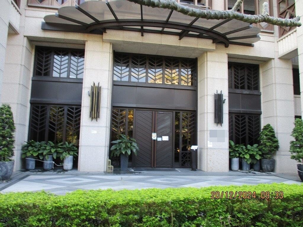 台南分署6日總計拍出3筆土地及2筆建物、中華貨車、INFINITI休旅車、中華休旅車、KIA貨車等，總計拍賣價金為2133萬8000元。圖／聯合報記者袁志豪翻攝