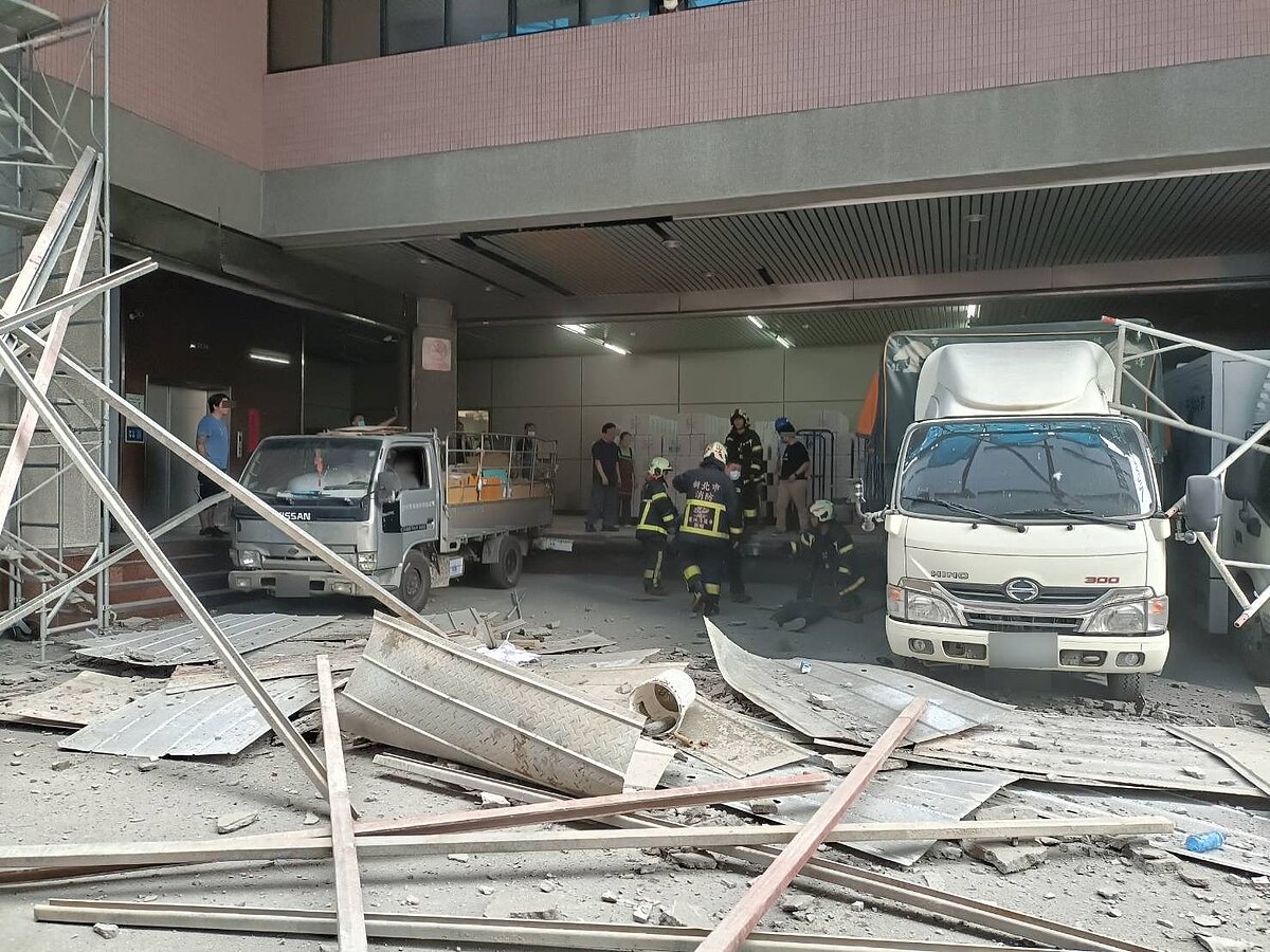 新北市中和區立言街7日下午發生鷹架倒塌意外,2名工人從3樓高處墜落,救護人員到場救援。圖/聯合報記者黃子騰翻攝