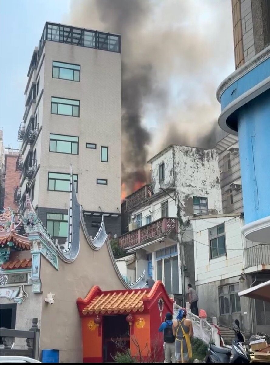 連江縣南竿鄉福澳住宅區6日上午發生住宅火警,現場冒出大量濃煙火光並傳出爆炸聲響,由於該處有不少民宅,一度引起周遭居民的恐慌。圖/民眾提供
