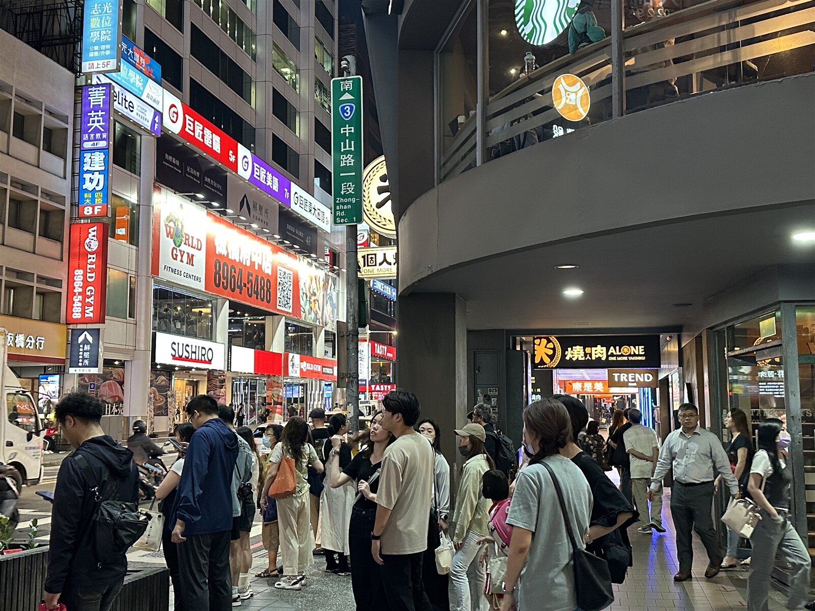 府中商圈晚上人潮洶湧。記者張策/攝影