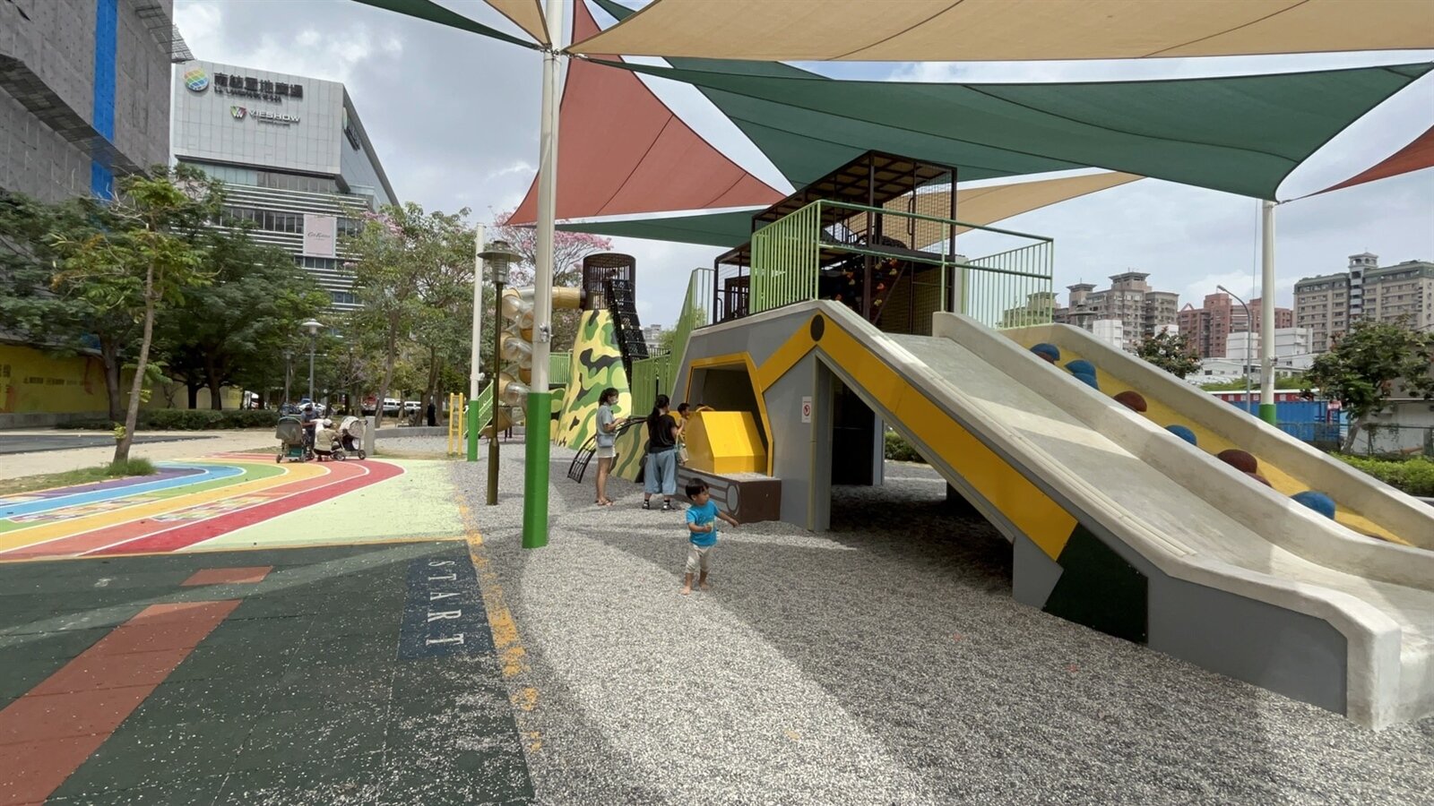 台南市東區精忠公園因軍事特色遊戲區爆紅,但一旁高樓建案發生鋼筋從高處掉落,引發家長疑慮,議員偕同市府相關局處今天會勘,要求建商加強安全維護,也針對公園日曬等缺失要求改善。記者吳淑玲/攝影