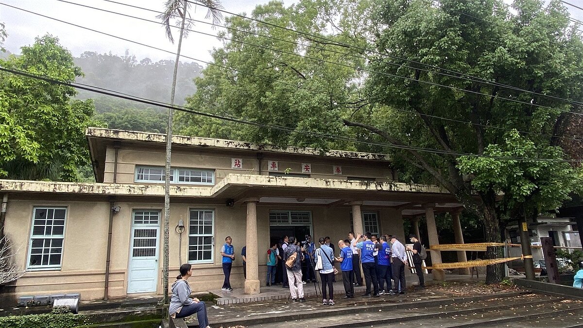 百年歷史的舊泰安車站因年久失修，出現站長室天花板剝落，地下通道地板也破損龜裂等情形，保存情況堪憂。圖／楊瓊瓔提供