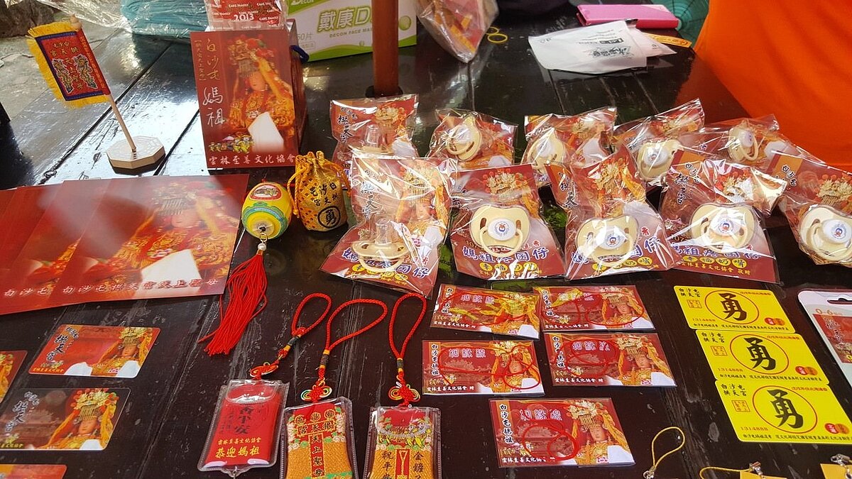 各地信眾、團體製作的結緣品、文創小物。圖/聯合報系資料照