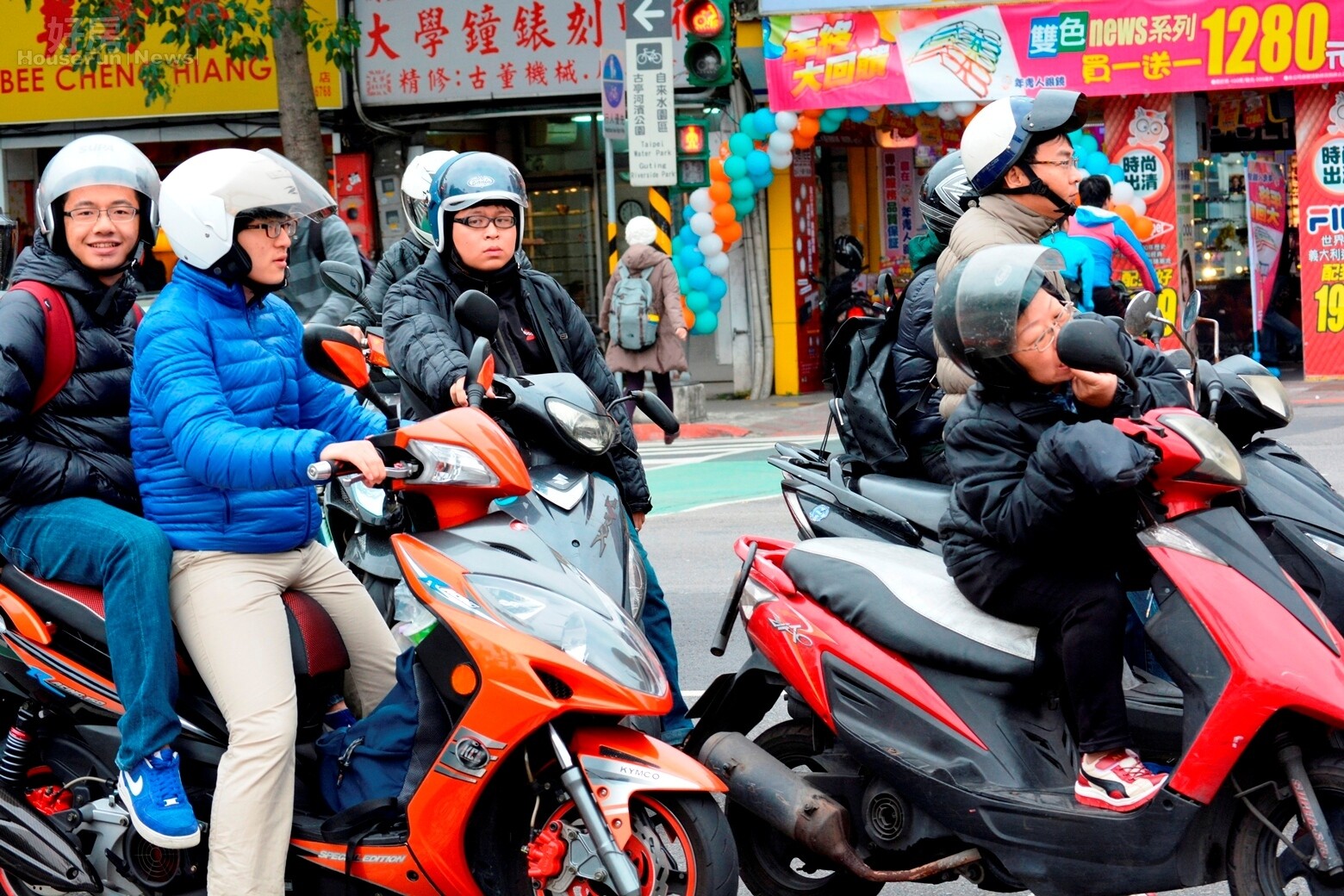 冬天一到機車騎士紛紛穿起羽絨衣等厚重外套。(好房News記者 陳韋帆/攝影)