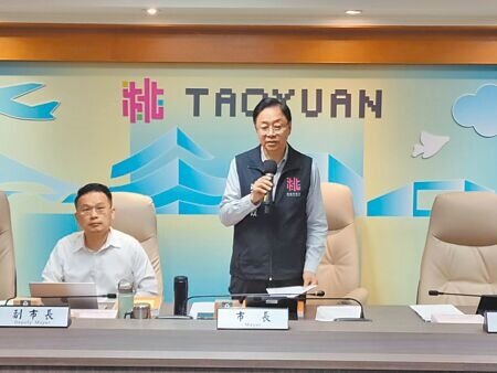 桃園市長張善政(右)將於12日到15日前往日本考察軌道經濟與都市再生發展。(賴佑維攝)