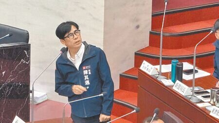 針對旗山殯儀館興建計畫爭議,高雄市長陳其邁7日回應,將加強與地方溝通,疑慮未釐清前,絕不贊成興建。(柯宗緯攝)