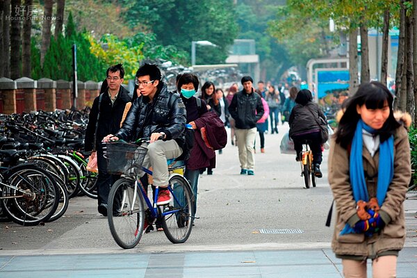冬天寒流冷氣團一到,民眾紛紛穿起大衣、圍巾,並戴起口罩抗寒。(好房News記者 陳韋帆/攝影)