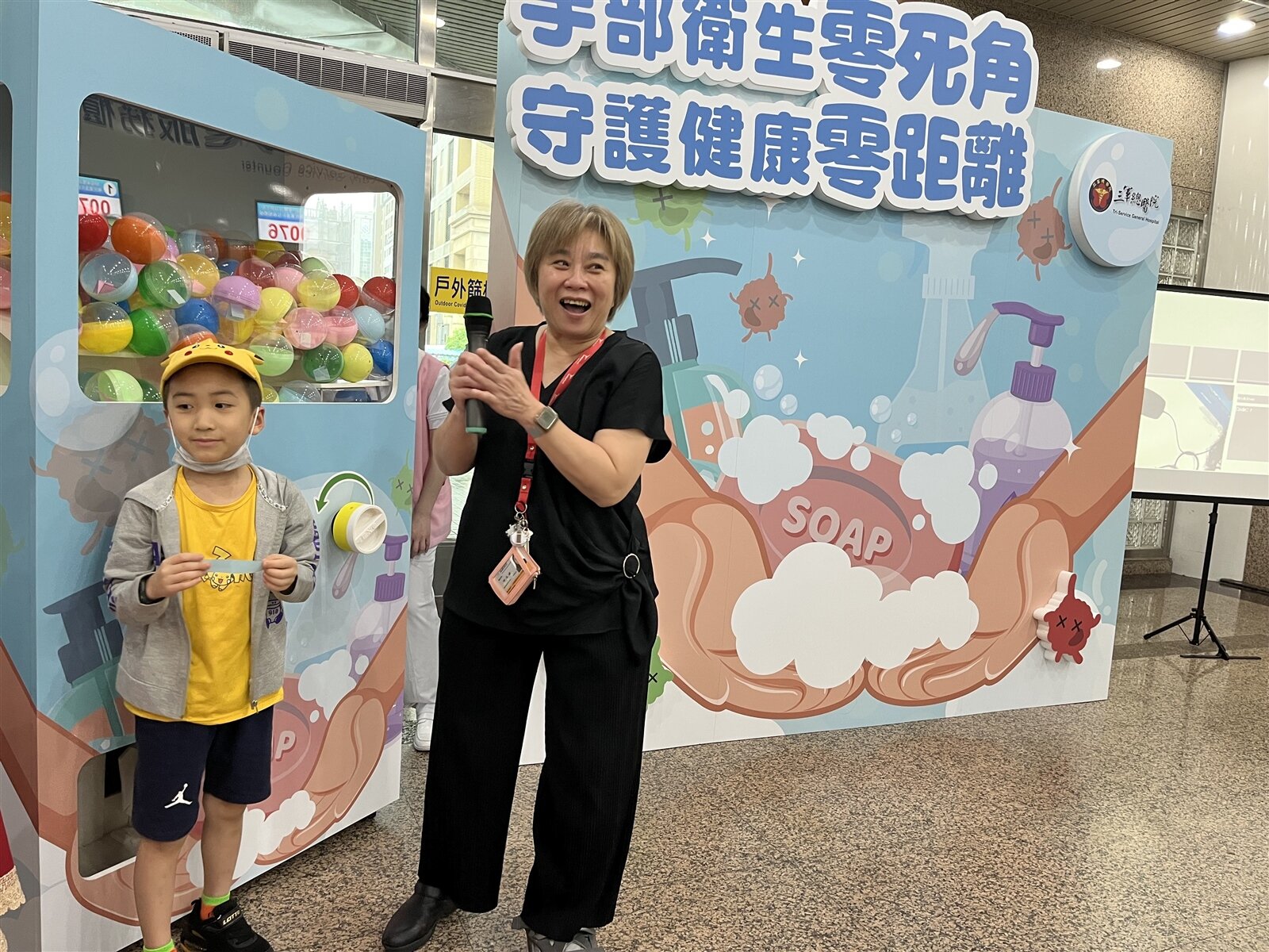 三軍總醫院推動手部衛生日活動,透過現場互動,強化民眾對手部衛生的重視。記者廖靜清/攝影