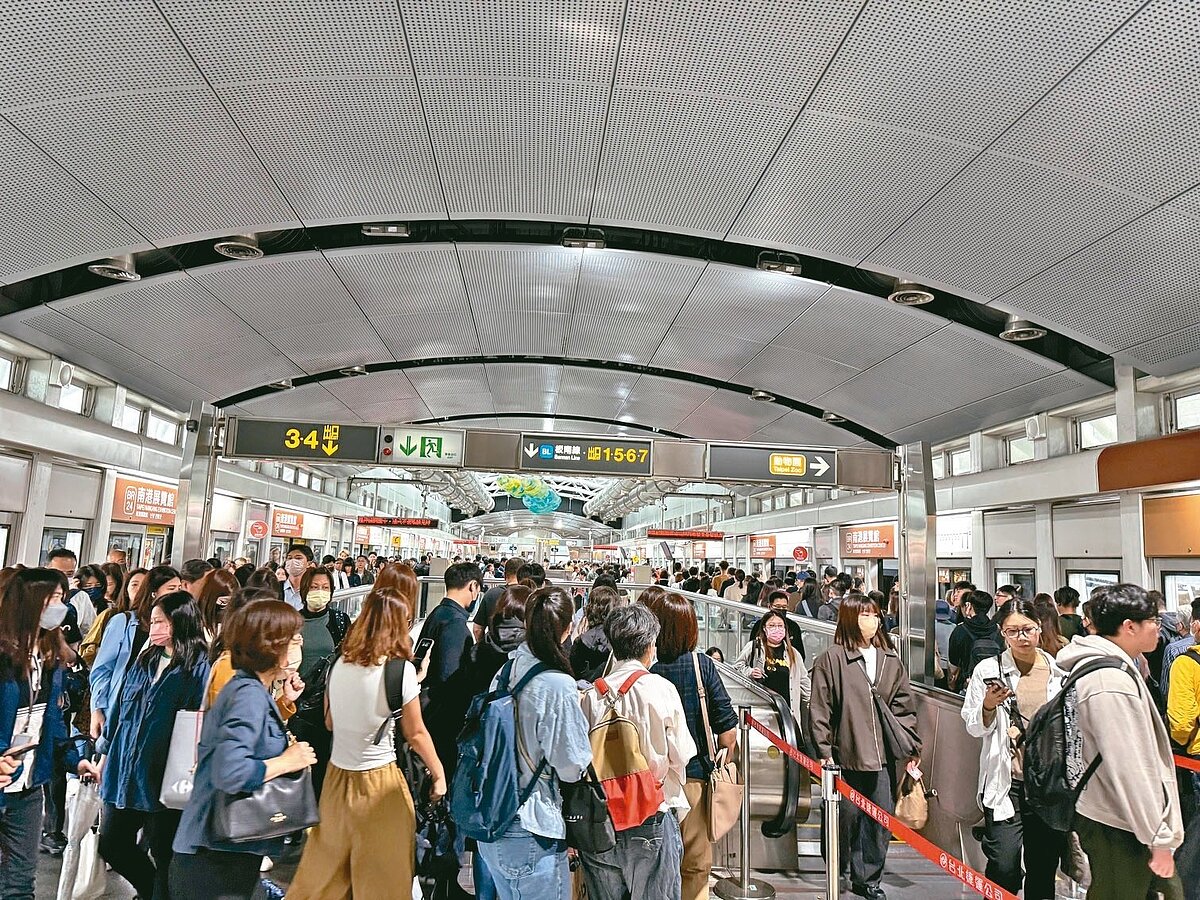 台北捷運文湖線7日早上班尖峰時刻出狀況,車站大廳擠滿上班人潮。 圖/讀者提供