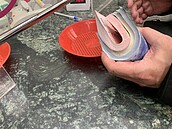 兒回老家驚見戶頭剩不到200元！82歲母千萬存款竟清空　真相令人心碎