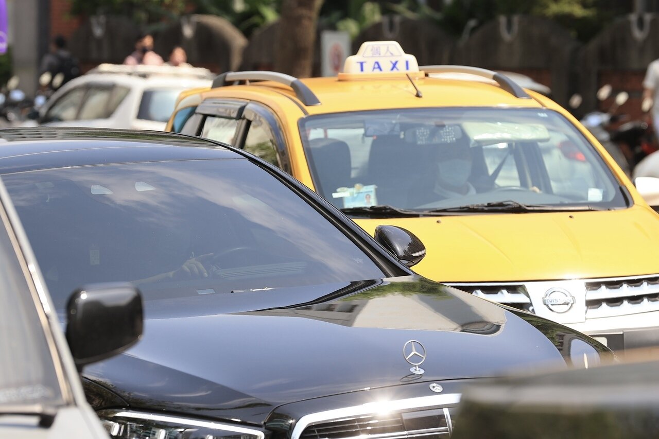 一名網友身邊的朋友習慣搭乘計程車通勤,他本身則習慣騎車或搭乘大眾交通運輸為主。示意圖。 聯合報系資料照