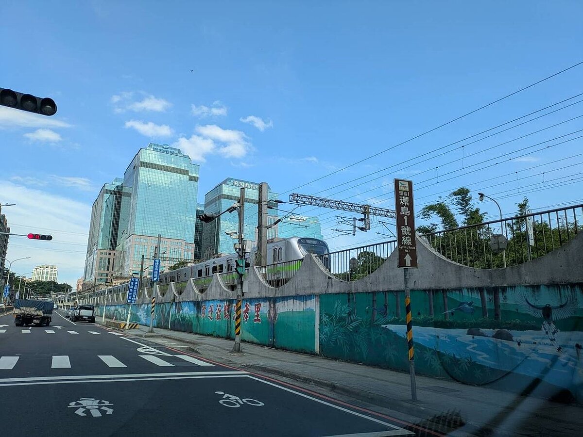 台鐵因汐止車站至五堵車站間發生電車線電力設備異常,一列區間車8日下午2時24分時,被卡在汐科站的軌道上無法進站。圖/讀者提供