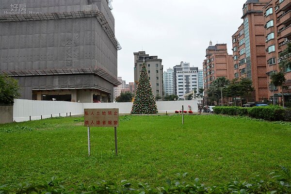 信義區最貴菜園旁未整合之土地(前),全台最貴菜園(中),文心建案(後),耶誕樹,養地。(好房News記者 陳韋帆/攝影)