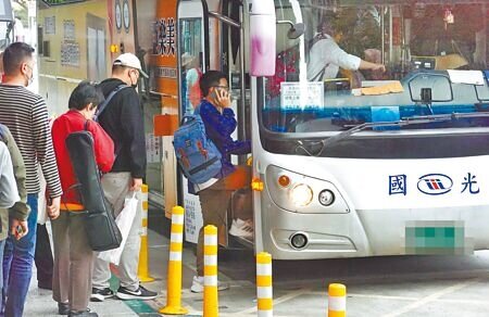 依《老人福利法》規定,老人搭乘大眾運輸時,應予以半價優待,但政府卻未補貼客運業者。(本報資料照片)