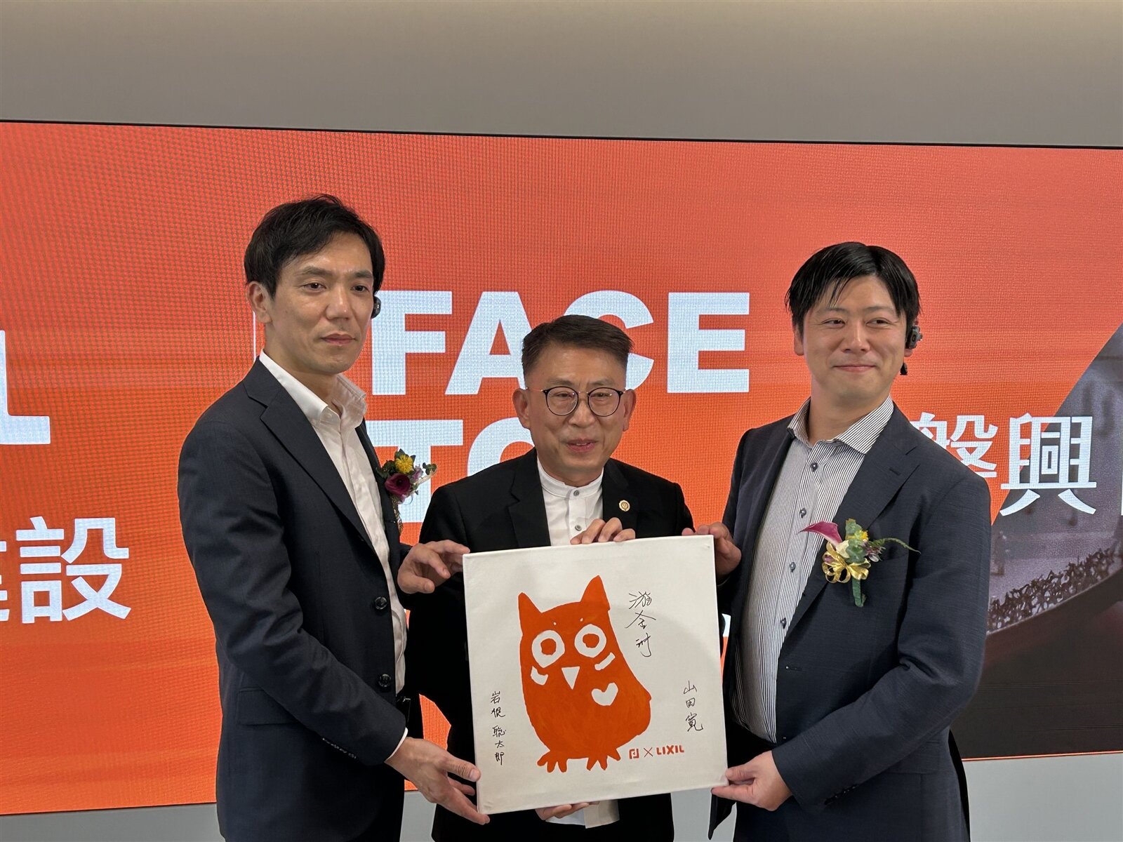 磐興總經理游金洲(中)與LIXIL建材董事長山田寬(右)、設備董事長岩根聰太郎(左)策略結盟。記者趙容萱/攝影