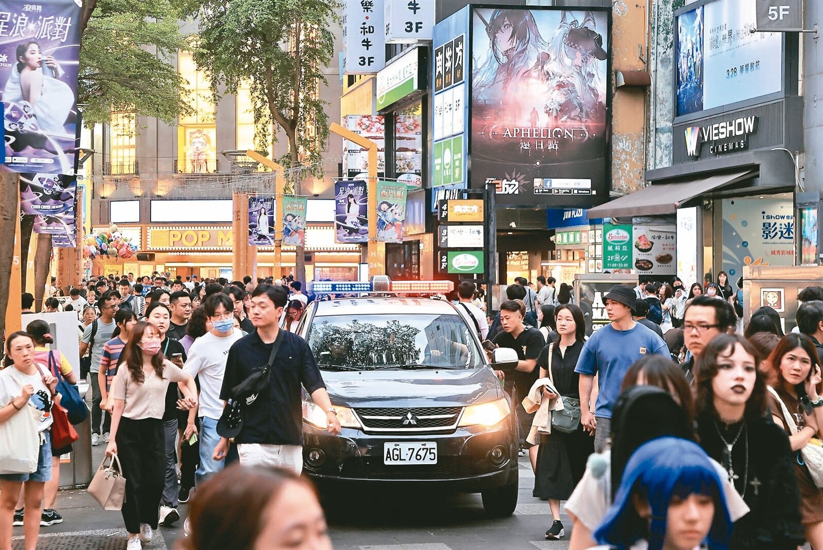 台北市西門町日前發生輔仁大學韓國申姓留學生遭不認識男子砍傷事件，引起台北市長蔣萬安關切，要求警方重視西門町治安，圖為警車穿梭西門町人潮間巡邏。記者余承翰／攝影 