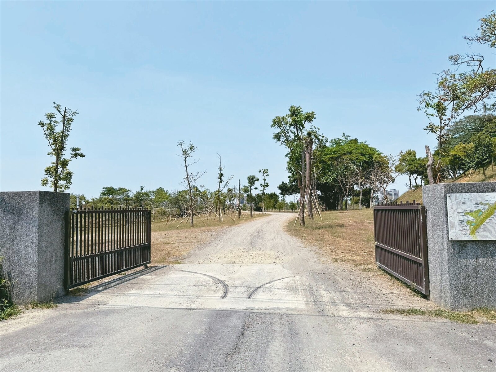 覆鼎金公墓改建的雙湖公園啟用7年因交通動線不佳人煙罕至,工務局計畫開闢一條貫穿公園的新路,聯通仁武與三民區。記者宋原彰/攝影