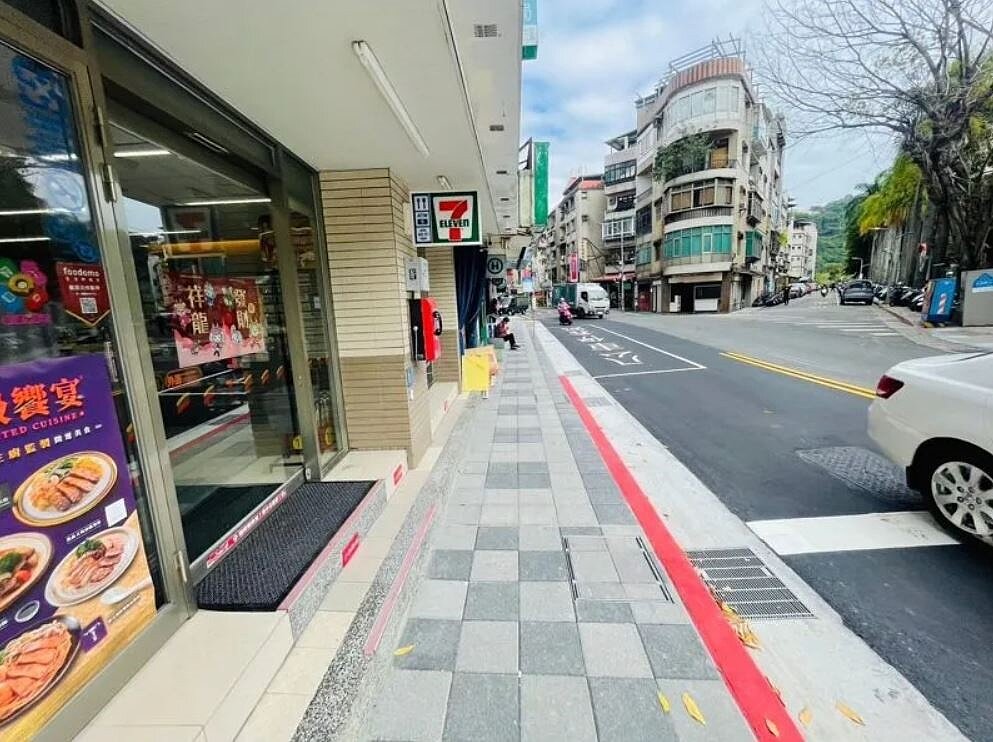 施工拓寬後的人行道。圖／台北市新工處提供
