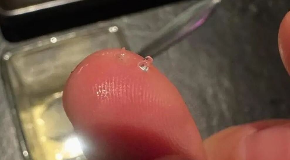有民眾控訴,至「辛殿麻辣鍋」信義店用餐,食用冰淇淋吃到碎玻璃。圖/取自臉書「爆料公社」