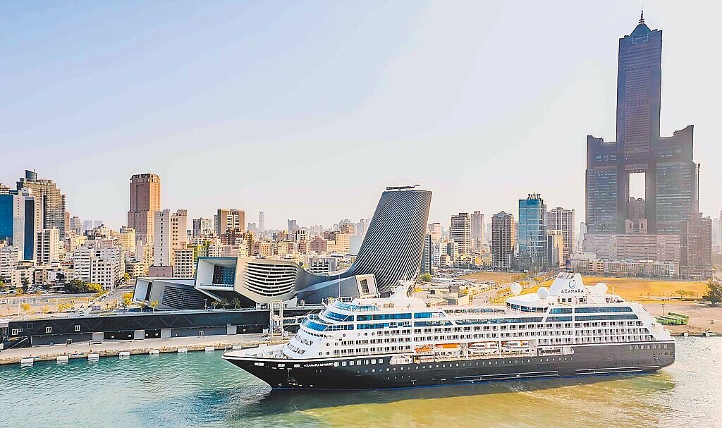 精鑽郵輪前進號首航高雄港，並停泊高雄港旅運中心。圖／港務公司提供