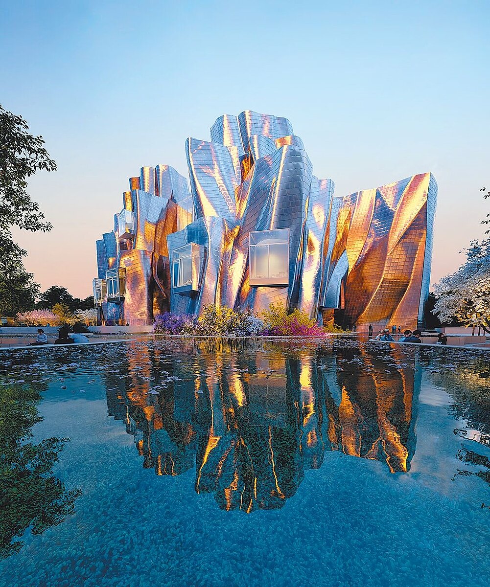 普立茲克建築獎得主法蘭克‧蓋瑞設計的中國醫藥大學美術館,以不鏽鋼金屬作為立面材料,打造出層疊起伏、流動如波的建築外觀。(中醫大提供)