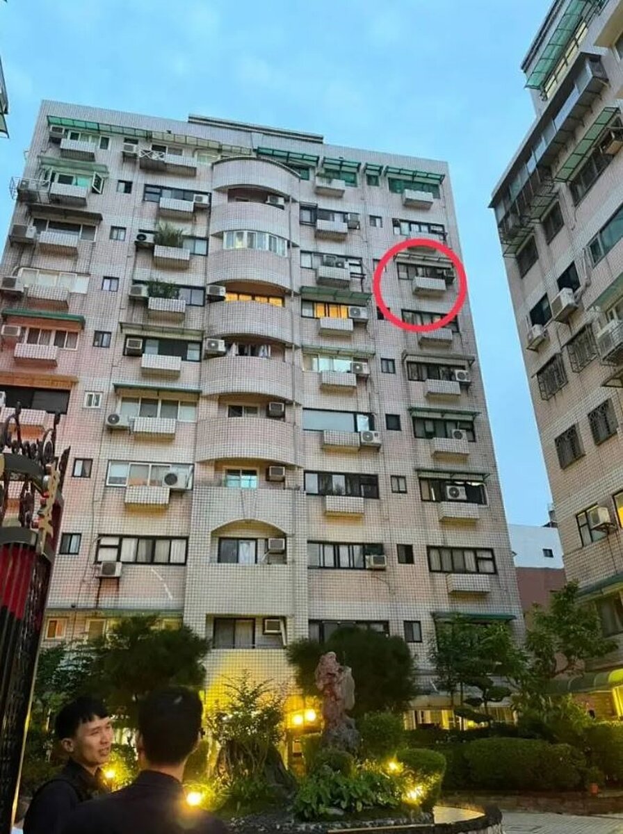 台北市信義區一間社區華廈，10樓住家（紅圈處）今天凌晨起火，屋主跑到頂樓避難。記者廖炳棋/翻攝
