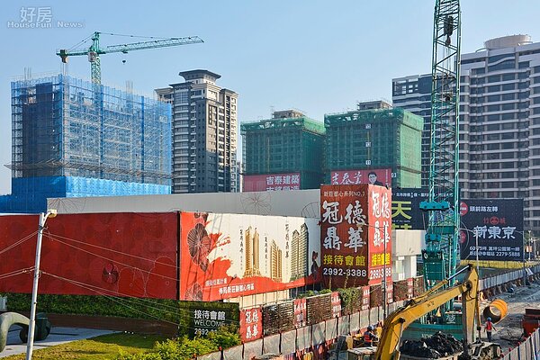 頭前重劃區,工地大樓群聚,捷運施工照。(好房News記者 陳韋帆/攝影)