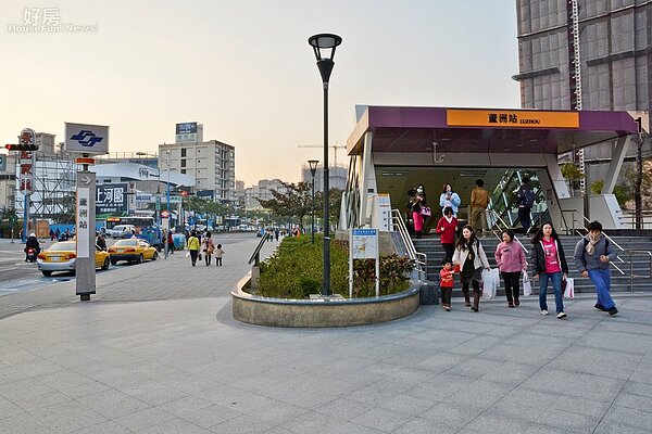 捷運蘆洲站人潮與街景。(好房News記者 陳韋帆/攝影)