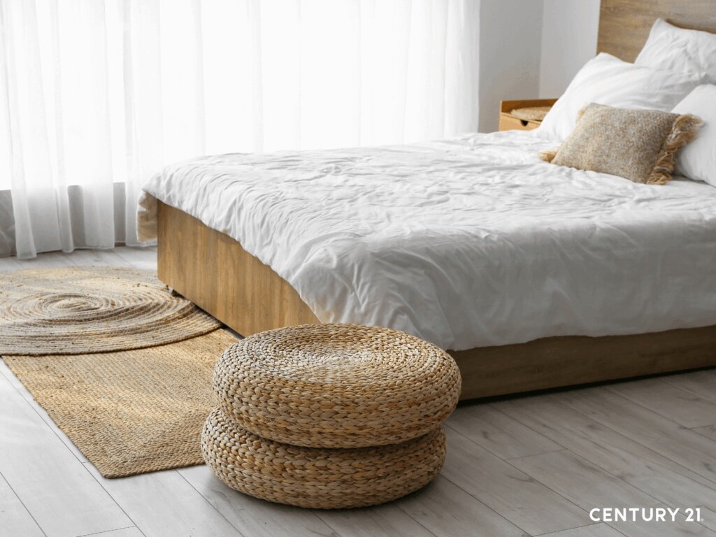 去除厚重的被褥,用輕薄的棉麻、透氣的寢具,與自然光交融,編織出春夏獨有的通透與舒適。圖/21世紀不動產